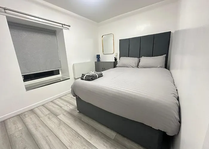 2 Bedroom - Near Coop Live & Etihad Stadium Apartament *