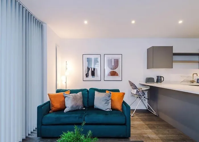 Stylish 1br Near Centre Salford Apartament