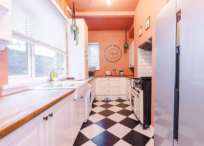 Beautiful 4bd Home, Sleeps 8, Parking, Manchester, Perfect For Groups Apartment