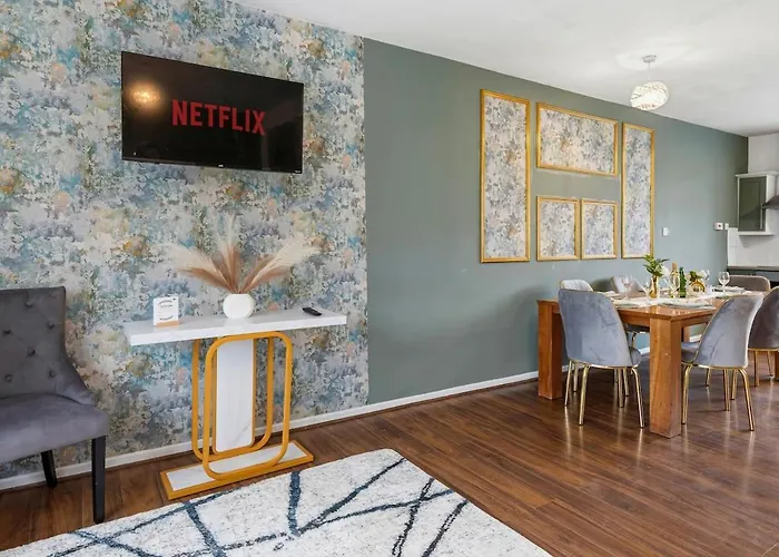 Апартаменты Modern 4 Bedroom House For 9 Guests With Free Parking By The Cosy Corner Nationwide