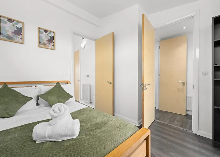 Spacious 3 Bedroom House For Single & Group Upto 10 Guests And Free Parking For 3 Cars *
