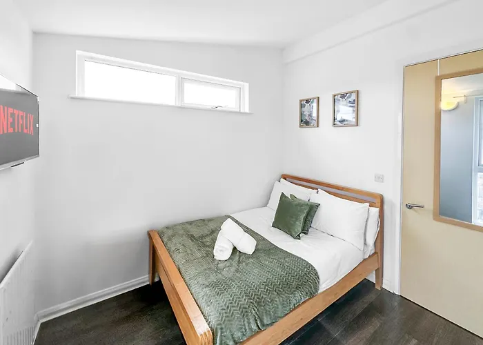 Spacious 3 Bedroom House For Single & Group Accommodation Upto 10 Guests And Free Parking For 3 Cars Apartamento