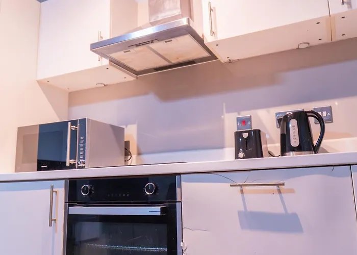 Whole Two Bed, One Bedroom With Riverside View - Secure Parking - Close To Centre And Old Trafford Manchester