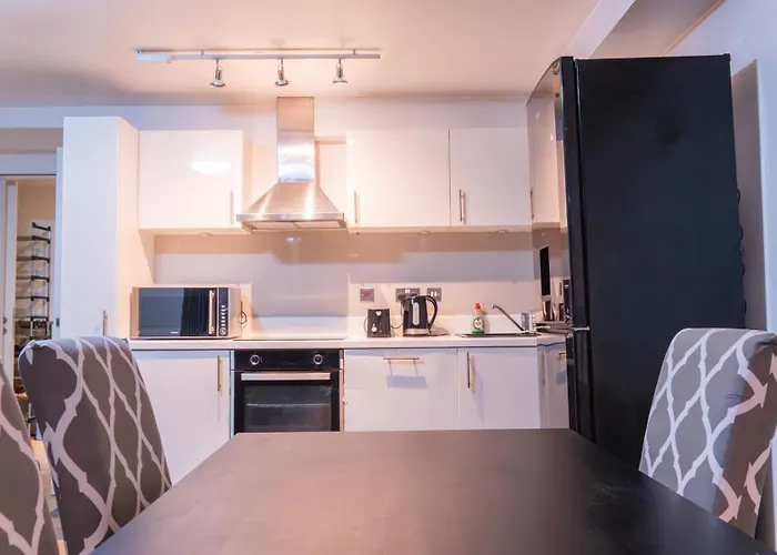 Whole Two Bed, One Bedroom With Riverside View - Secure Parking - Close To Centre And Old Trafford