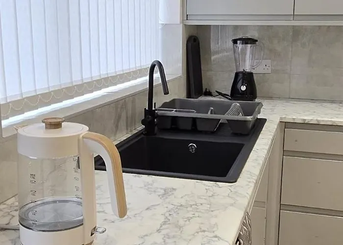 Machester Oldham Accomodation-sleeps 6 -2br Apartment Manchester