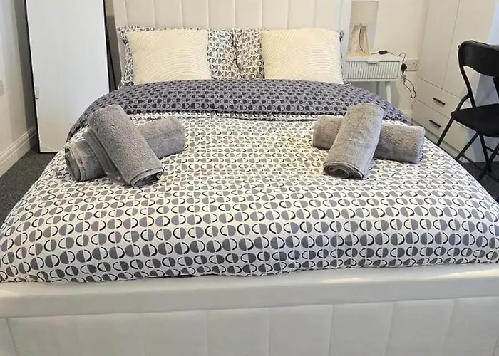 Machester Oldham Accomodation-sleeps 6 -2br *