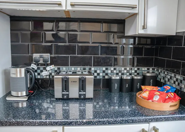 Modern & Spacious 4 Bedroom Residence In Manchester