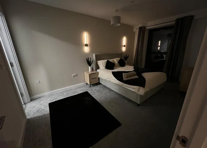 Luxury 2br High-rise Balcony, Terrace, Parking شقة مانشستر