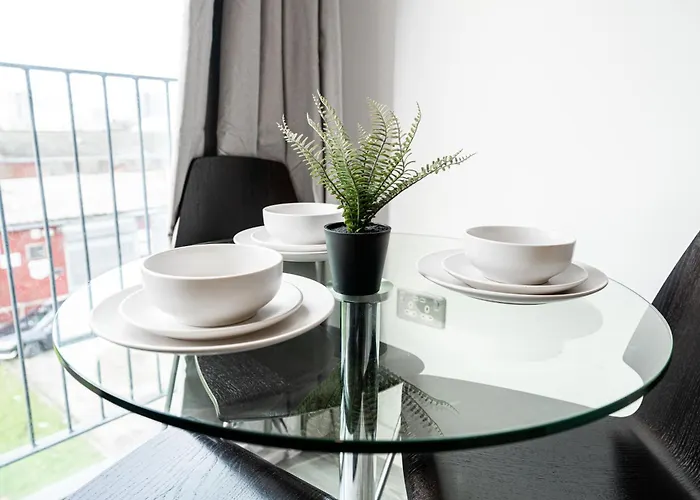 Elegant Modern One Bed Flat With Juliet Balcony *