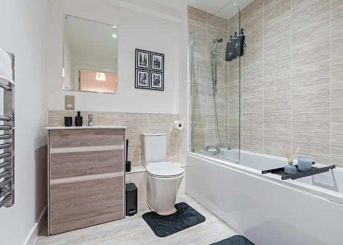 Modern 1-bed Centre Flat - Balcony & Parking شقة