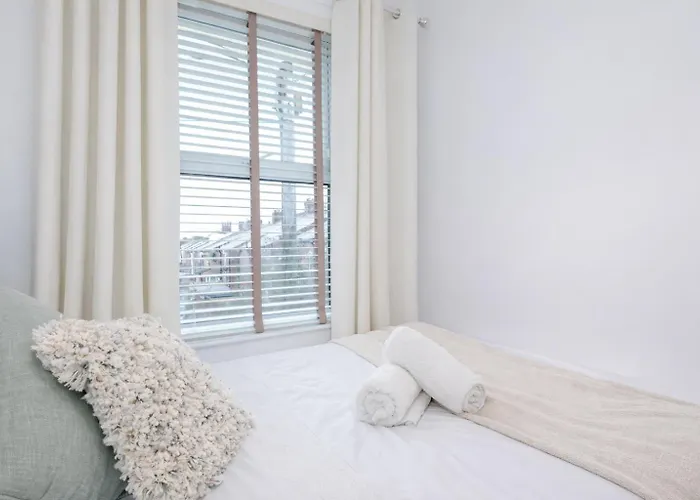 Beautiful 4bd Home, Sleeps 8, Parking, Manchester, Perfect For Groups דירה *