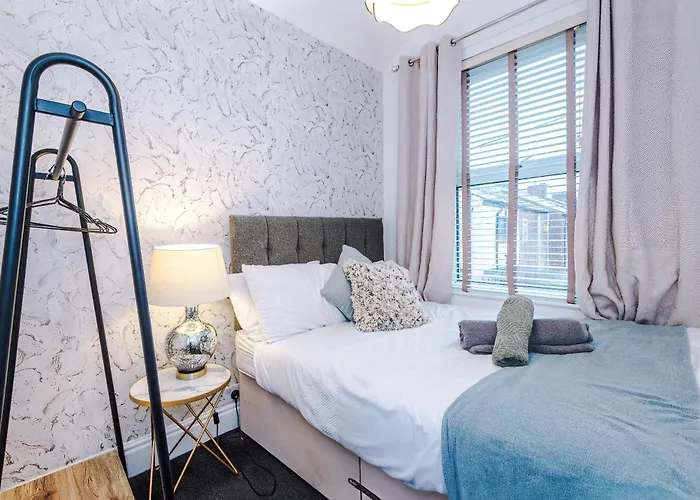 Beautiful 4bd Home, Sleeps 8, Parking, Manchester, Perfect For Groups Apartment