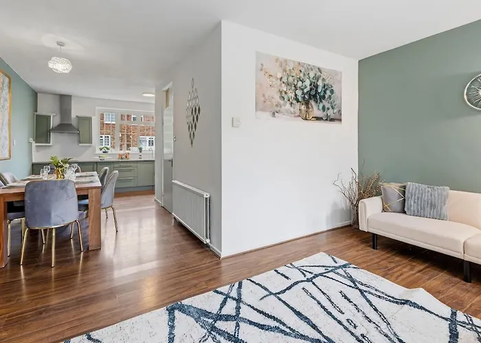 Апартаменты Modern 4 Bedroom House For 9 Guests With Free Parking By The Cosy Corner Nationwide