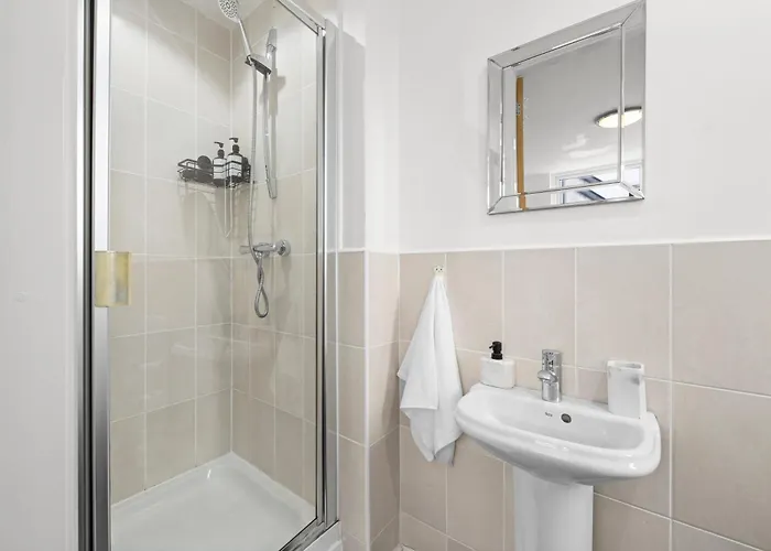 Spacious 3 Bedroom House For Single & Group Upto 10 Guests And Free Parking For 3 Cars Manchester