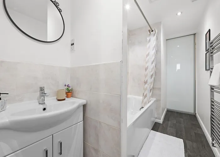 Spacious 3 Bedroom House For Single & Group Upto 10 Guests And Free Parking For 3 Cars * Manchester