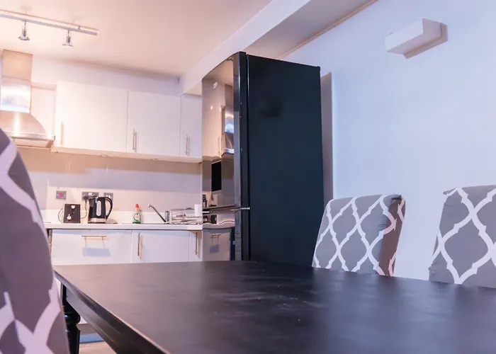 Apartment Whole Two Bed, One Bedroom With Riverside View - Secure Parking - Close To Centre And Old Trafford *