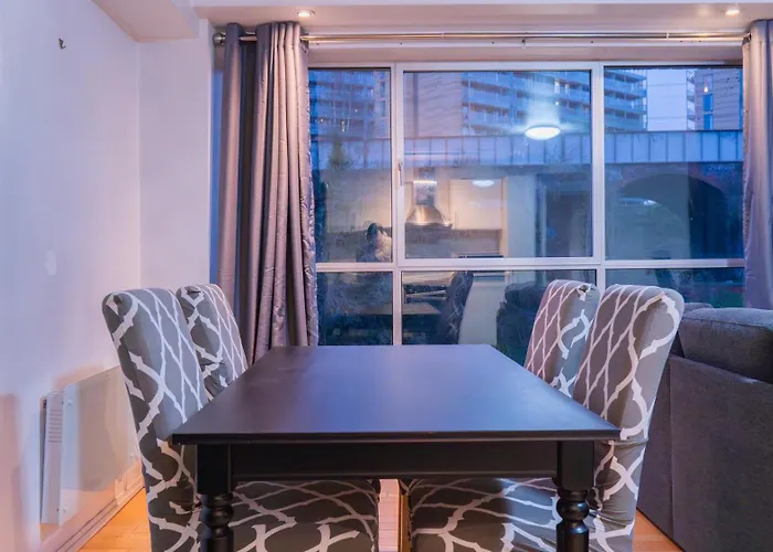 Whole Two Bed, One Bedroom With Riverside View - Secure Parking - Close To Centre And Old Trafford Manchester