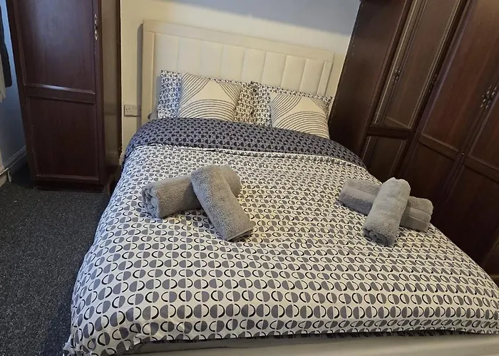 Machester Oldham Accomodation-sleeps 6 -2br