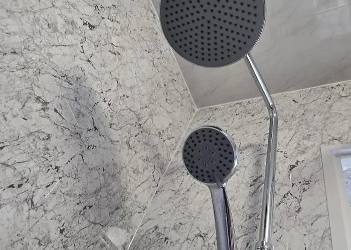 Machester Oldham Accomodation-sleeps 6 -2br Apartment