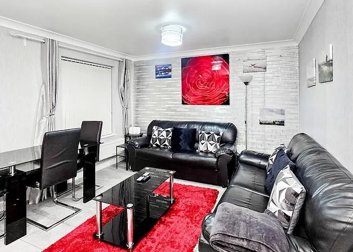 Deluxe 4-bed Near Etihad Stadium & C0-0p Arena, Sleeps 9