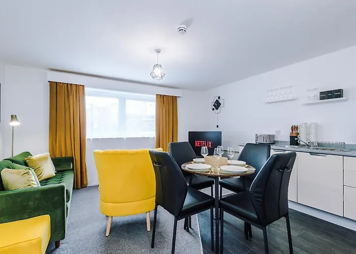 Stylish 2 Bedroom, 2 Bathroom With Free Parking Apartment *