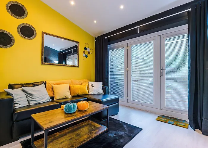 Salford 4 Bed House - Free Parking - Sleeps 7