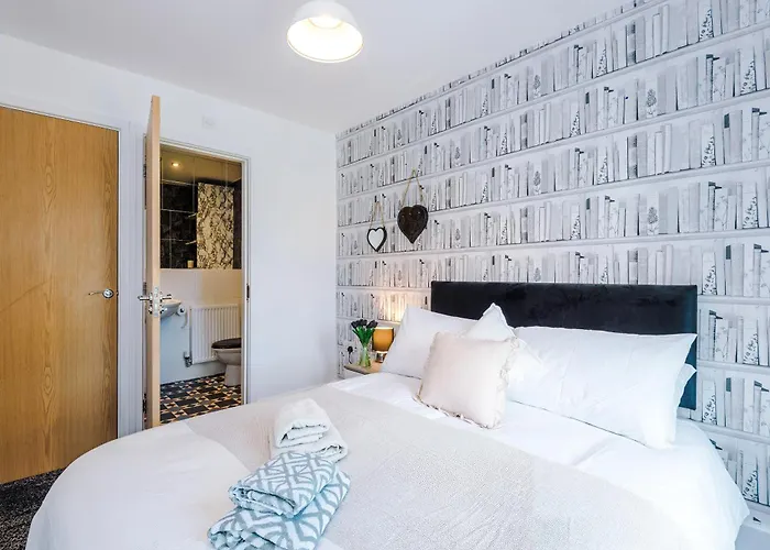 Salford 4 Bed House - Free Parking - Sleeps 7 شقة *