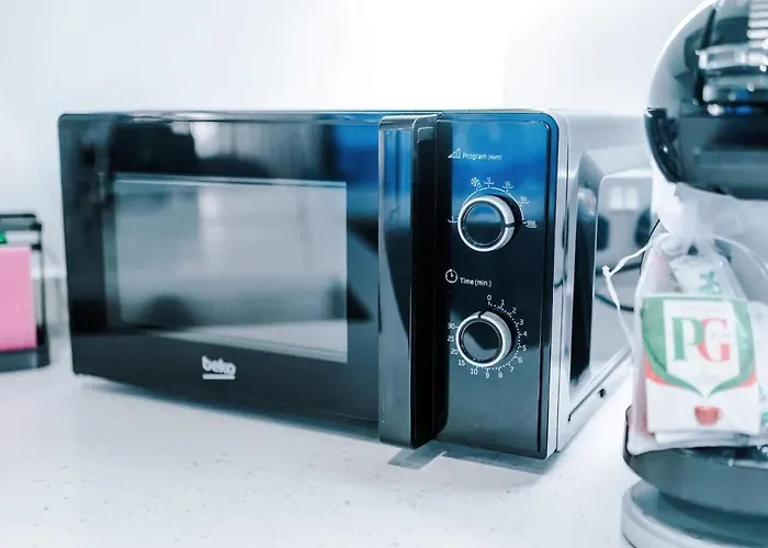 Stylish 1br Near Centre Salford *