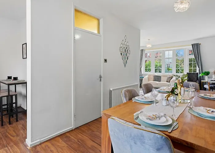 Modern 4 Bedroom House For 9 Guests With Free Parking By The Cosy Corner Nationwide 아파트