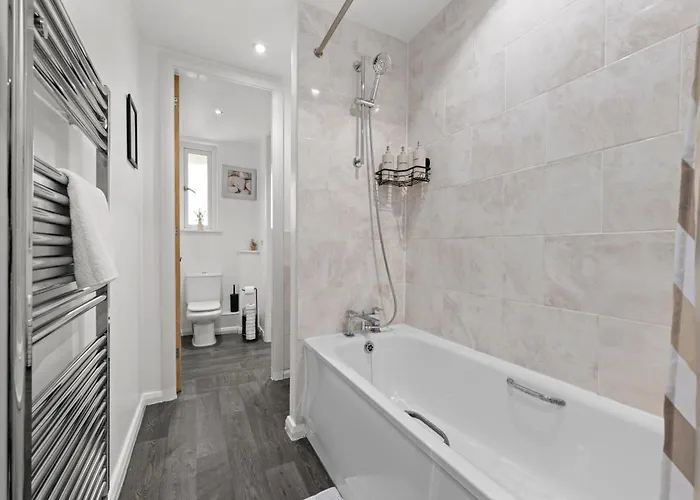 Apartament Spacious 3 Bedroom House For Single & Group Upto 10 Guests And Free Parking For 3 Cars *