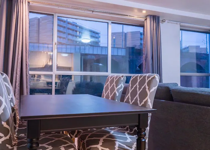 Whole Two Bed, One Bedroom With Riverside View - Secure Parking - Close To Centre And Old Trafford Apartamento *