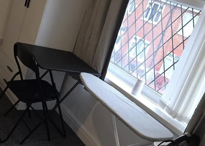 Machester Oldham Accomodation-sleeps 6 -2br Apartment Manchester