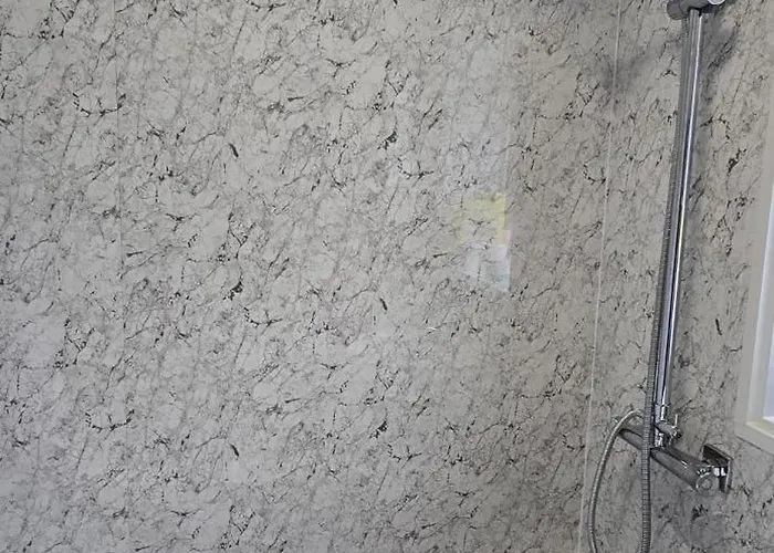 Machester Oldham Accomodation-sleeps 6 -2br Apartment