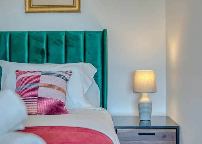 Apartament City View - Free Parking -Near Salford Royal - Sleeps 3 *