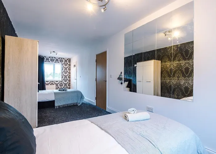 Salford 4 Bed House - Free Parking - Sleeps 7