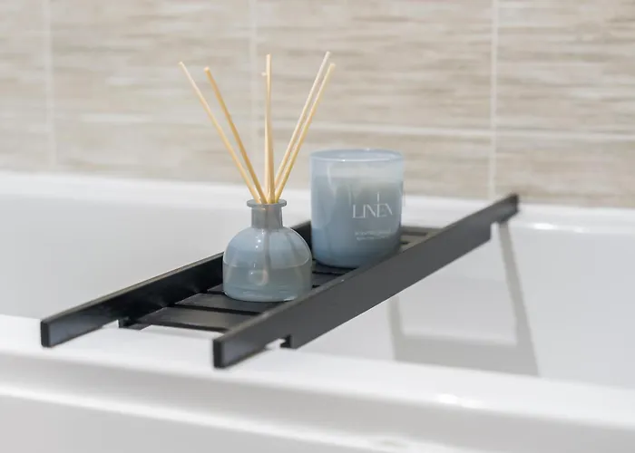 Modern 1-bed Centre Flat - Balcony & Parking شقة *