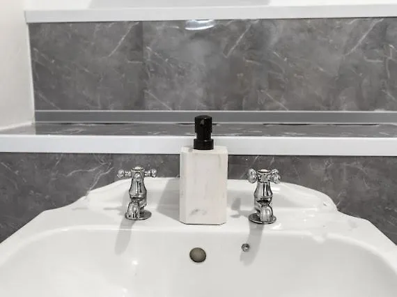 Arosa Escape- Modern2 Bed Suite,sleeps 5,free Parking,ps4,kingbed,wifi,near Christies *