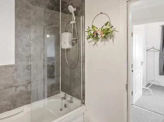 Arosa Escape- Modern2 Bed Suite,sleeps 5,free Parking,ps4,kingbed,wifi,near Christies * 맨체스터