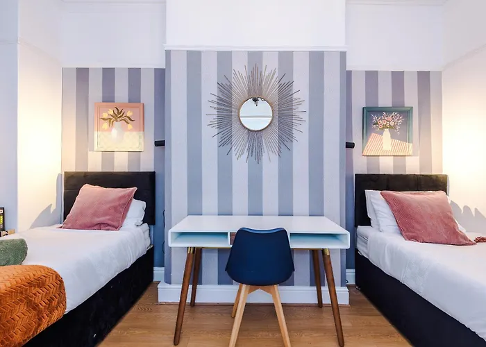 Beautiful 4bd Home, Sleeps 8, Parking, Manchester, Perfect For Groups מנצ'סטר