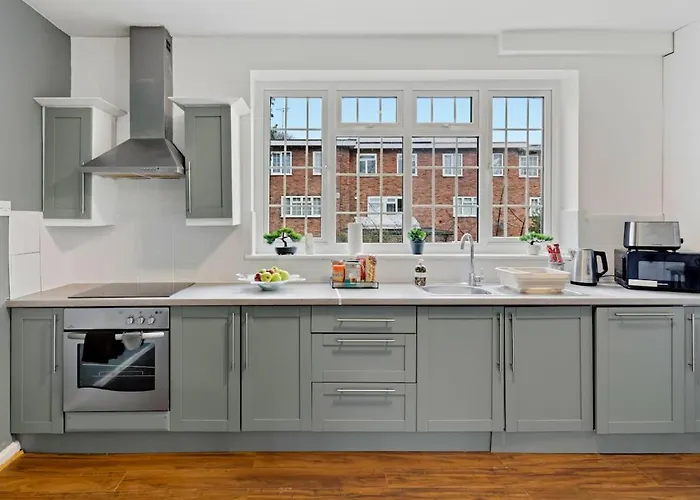 Modern 4 Bedroom House For 9 Guests With Free Parking By The Cosy Corner Nationwide Апартаменты *