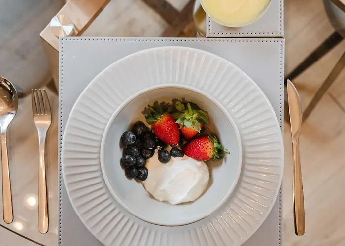 Walk To Chinatown &theatres Apartment