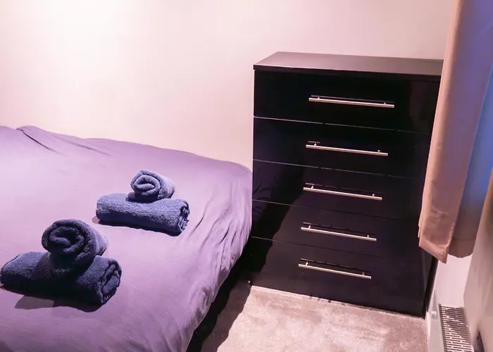 Whole Two Bed, One Bedroom With Riverside View - Secure Parking - Close To Centre And Old Trafford