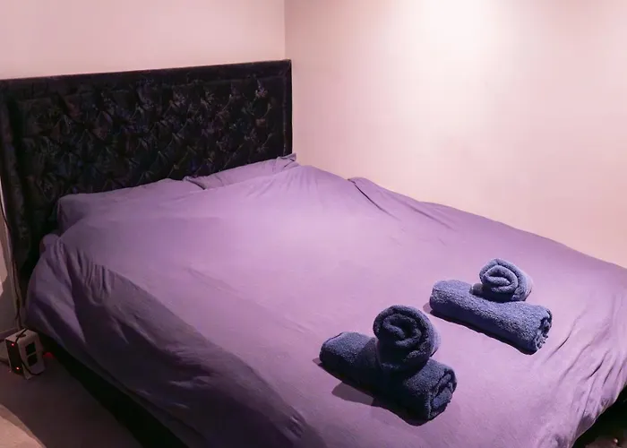 Whole Two Bed, One Bedroom With Riverside View - Secure Parking - Close To Centre And Old Trafford Apartment