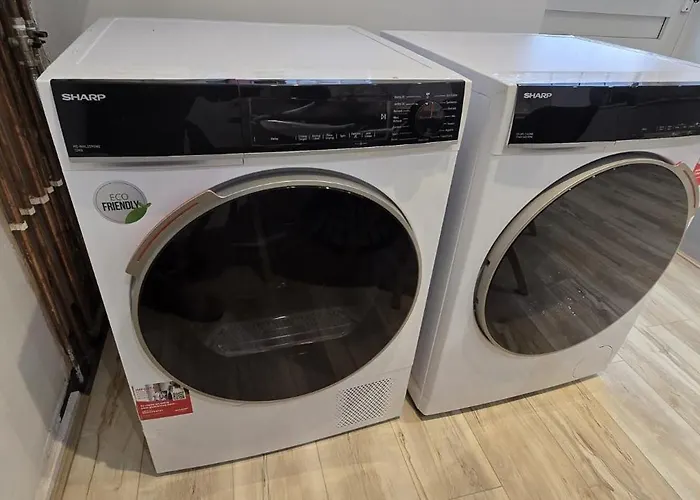 Machester Oldham Accomodation-sleeps 6 -2br *