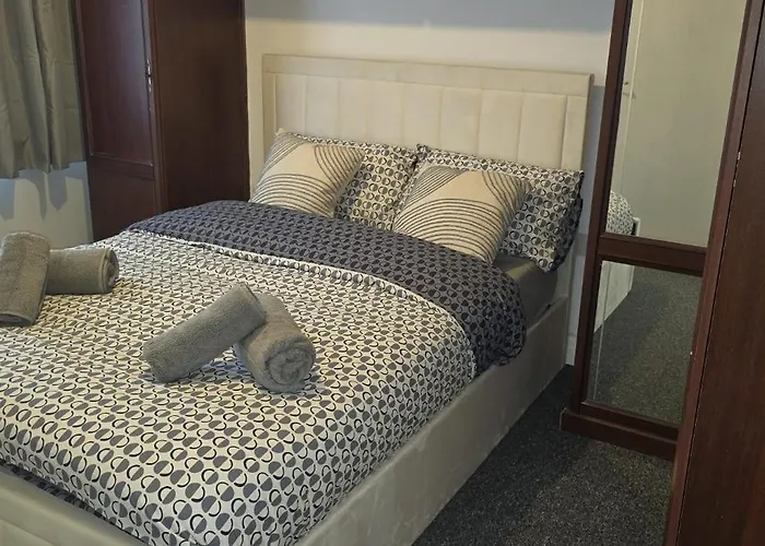 Machester Oldham Accomodation-sleeps 6 -2br Apartment *