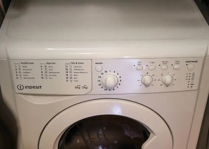 Penthouse Skyline - 2br, Massive Terrace Retreat