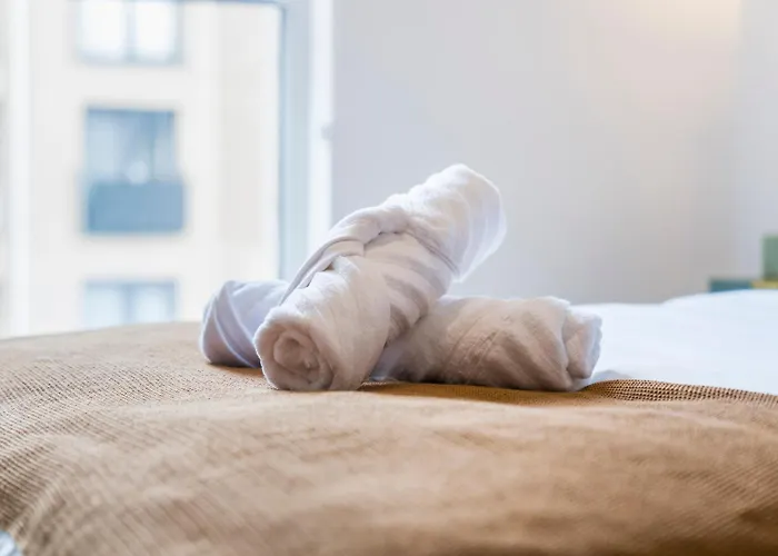 شقة Modern 1-bed Centre Flat - Balcony & Parking *