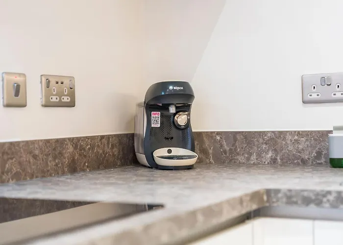 Modern 1-bed Centre Flat - Balcony & Parking *