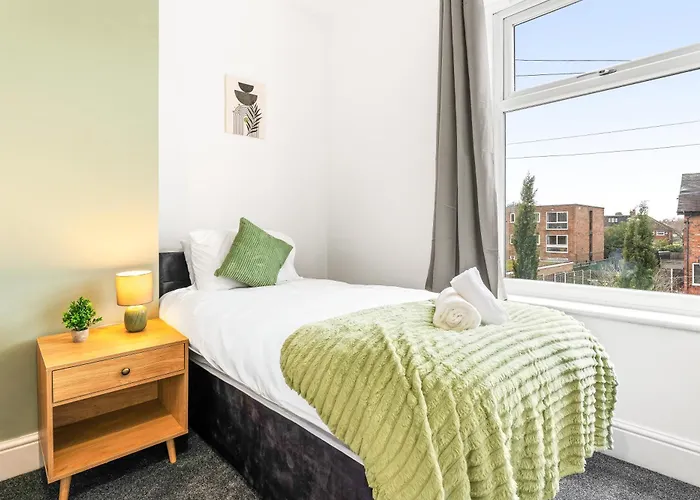 Comfortable 4 Bed - Free Parking & Fast Wifi Lägenhet *