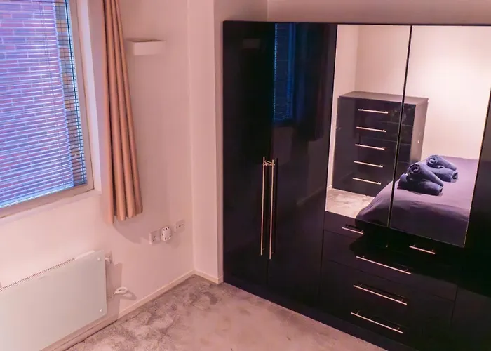 Whole Two Bed, One Bedroom With Riverside View - Secure Parking - Close To Centre And Old Trafford Mánchester